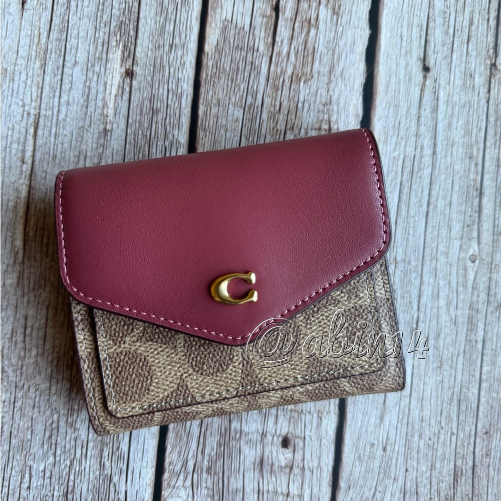 NWT Coach Wyn Colorblock Wallet in Signature Canvas Leather